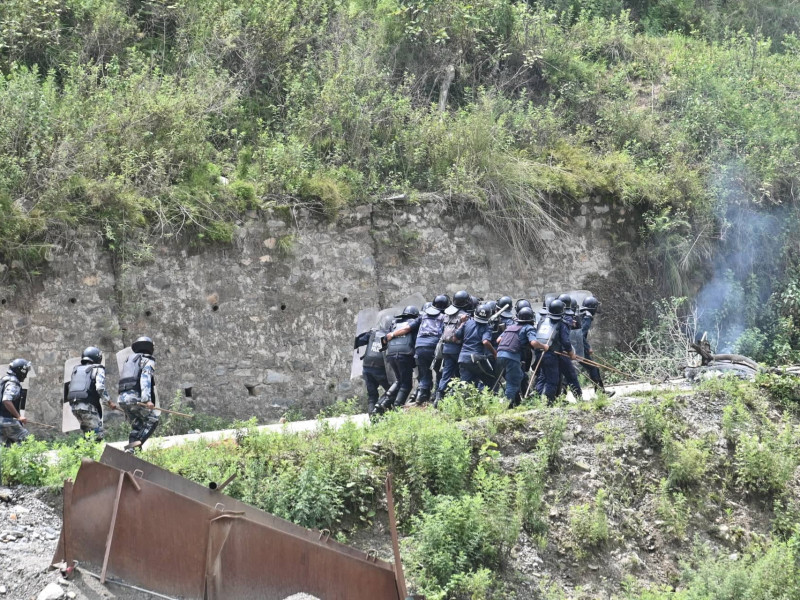 बञ्चरेडाँडामा झडप (तस्वीरहरू)